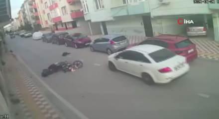 Aniden yola &ccedil;ıkan &ccedil;ocuğa motosiklet &ccedil;arptı! Kaza anı kamerada
