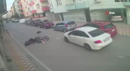 Aniden yola &ccedil;ıkan &ccedil;ocuğa motosiklet &ccedil;arptı! Kaza anı kamerada
