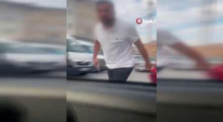 Ankara'da maganda dehşeti: "Silahlar nerede?" deyip korna &ccedil;alan s&uuml;r&uuml;c&uuml;y&uuml; tehdit etti!
