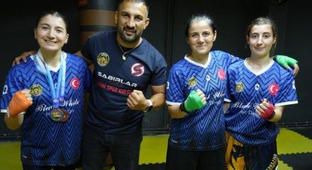 Anne ve iki kızı aynı ringde şampiyonluk i&ccedil;in &ccedil;alışıyor