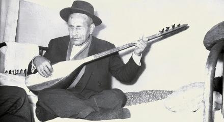 Aşık Veysel&rsquo;in 1969 yılındaki tarihi r&ouml;portajı: "Ben &ouml;ld&uuml;kten sonra &uuml;zerimde otlar bitsin, &ccedil;i&ccedil;ekler a&ccedil;sın"