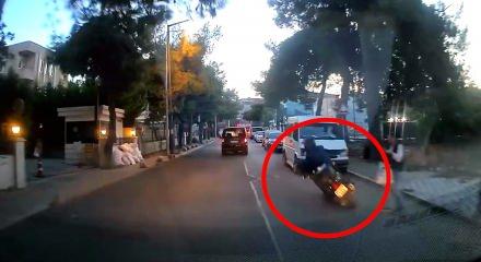 Avcılar&rsquo;da motosikletten inerken d&uuml;şt&uuml;; otomobilin altında kalmaktan son anda kurtuldu