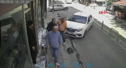 Bayrampaşa'da savrulan otomobil berber d&uuml;kkanına daldı: 2&rsquo;si ağır, 5 yaralı