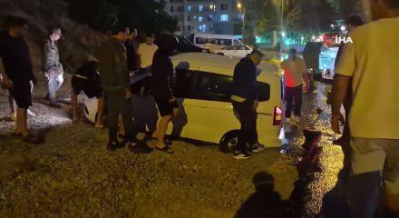 Bir Ankara klasiği: Yağmur yağdı, yol &ccedil;&ouml;kt&uuml;, onlarca ara&ccedil; mahsur kaldı!