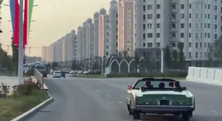 &Ccedil;e&ccedil;enistan lideri Kadirov y&uuml;zde 99.85&rsquo;lik başarıyla sandıktan &ccedil;ıktıktan sonra Grozni sokaklarında Cadillac Eldorado ile zafer turu attı