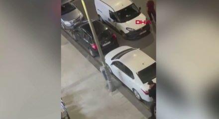 'Dur' ihtarına uymadı, polise bı&ccedil;akla saldırdı: Sokak ortasında film gibi operasyon