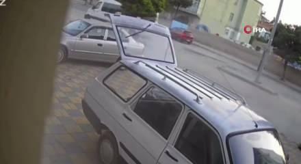 Freni patlayan minib&uuml;s taksiyi s&uuml;r&uuml;kledi