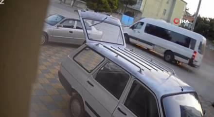 Freni patlayan minib&uuml;s taksiyi s&uuml;r&uuml;kledi