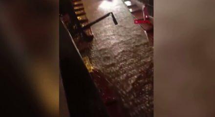 İstanbul'u sağanak vurdu: Yollar g&ouml;le d&ouml;nd&uuml;