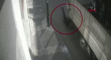 Kamyonetin kasasında seyahat eden şahıs yaralandı