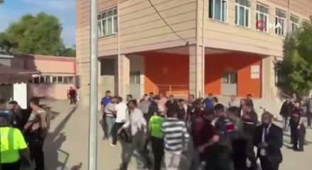 Manisa'da okul &ouml;n&uuml;nde silahlı saldırı: Yaralı &ouml;ğrenciler var