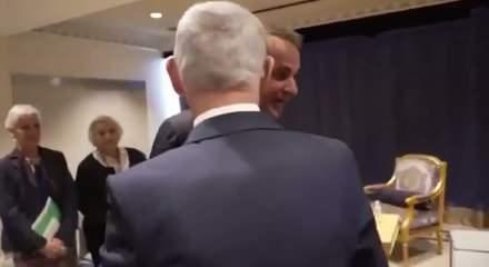 Netanyahu ile sarılma Atina&rsquo;yı b&ouml;ld&uuml;: &ldquo;D&uuml;nya dışlıyor, siz kucaklıyorsunuz&rdquo;