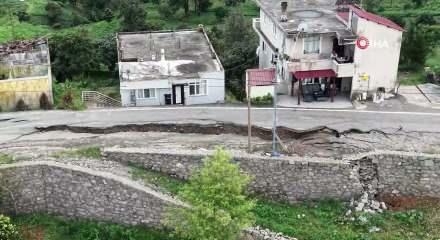 Rize'de heyelan sonrası korkutan manzara! İkiye ayrılan yol 60 santimetre &ccedil;&ouml;kt&uuml;