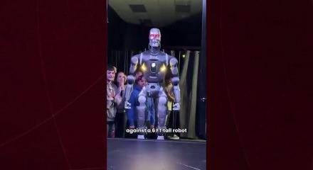 Robot ile insanın karşılaştığı m&uuml;sabaka nefesleri kesti! Robot rakibini nakavt etti!