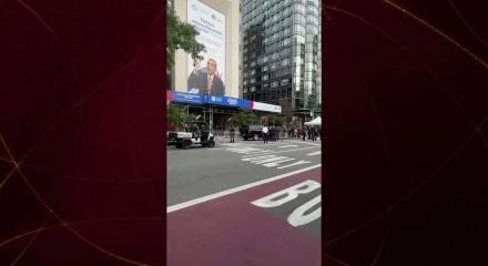 T&uuml;rkevi'nde D&uuml;nya 5'ten b&uuml;y&uuml;kt&uuml;r mesajı Trump'ın ge&ccedil;işi sırasında g&ouml;r&uuml;nt&uuml;lendi