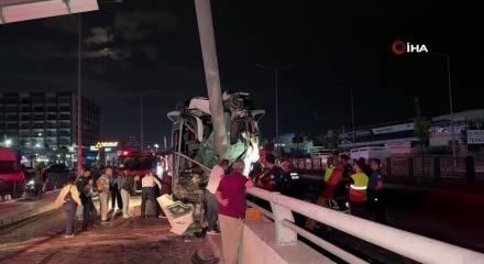 Yolcu otob&uuml;s&uuml; direğe &ccedil;arptı 11 kişi yaralandı
