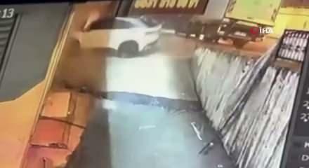 Beylikd&uuml;z&uuml;'nde feci kaza: Kontrolden &ccedil;ıkan otomobil d&uuml;kkana daldı!