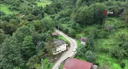 Artvin'de anlaması g&uuml;&ccedil; olay! 35 yıllık evin altından fışkırıyor