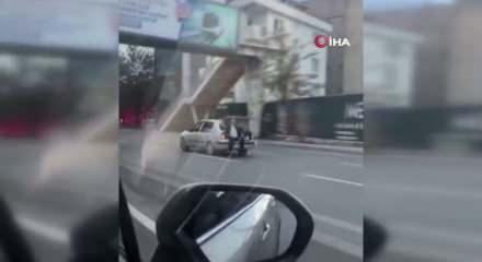 Avcılar'da akılalmaz yolculuk: Otomobilin a&ccedil;ık bagajında yolculuk yaptı