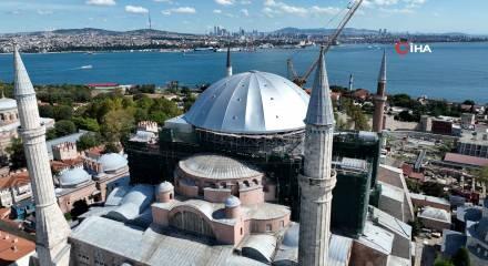 Ayasofya'nın tarihi siluetinde restorasyon mesaisi: Ana kubbe gri brandayla kapatıldı