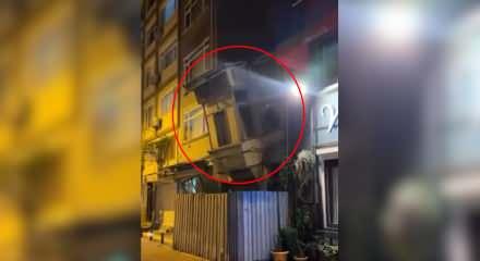 Bakırk&ouml;y'de 2 katlı metruk binanın &ccedil;&ouml;kmesi kamerada