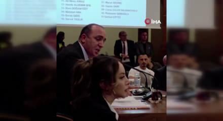 CHP'den istifa eden Konyaaltı Belediye Başkanı Kotan'ın katıldığı meclis toplantısında gerginlik yaşandı