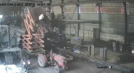 &Ccedil;in'de fabrikada korkun&ccedil; kaza: İki iş&ccedil;i forkliftten d&uuml;şt&uuml;!