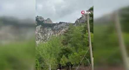 Deprem sırasında yama&ccedil;tan kopan dev kaya k&uuml;tlesi korkuttu