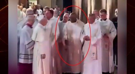 Eli havada kaldı! Papa 14. Leo Fransa ziyaretinde siyahi rahibi g&ouml;rmezden geldi