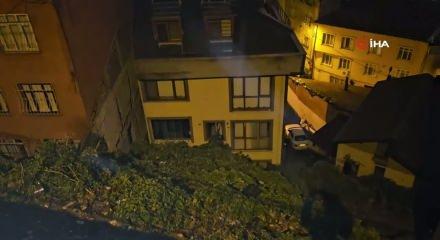 Ey&uuml;psultan'da yağış sonrası toprak kayması! 25 kişi tahliye edildi