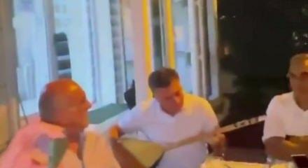 Ezanı duyuyorlar ama bozuntuya vermeden t&uuml;rk&uuml; s&ouml;yl&uuml;yorlar: &Ouml;zg&uuml;r &Ouml;zel'in yeni g&ouml;r&uuml;nt&uuml;leri