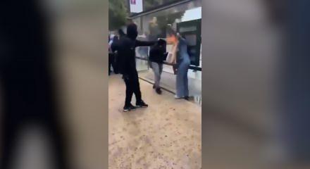 Fransa&rsquo;da dehşet: G&ouml;sterici, kadının y&uuml;z&uuml;n&uuml; alev p&uuml;sk&uuml;rt&uuml;c&uuml;yle yaktı!
