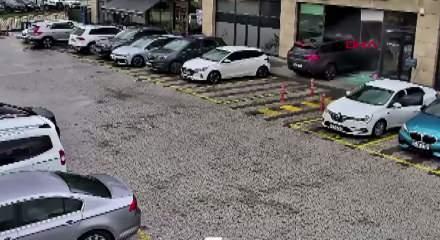 Gaz ile freni karıştırdı: &Ouml;n&uuml;ndeki ara&ccedil;la birlikte kafeye girdi