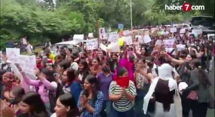 Hindistan'da binlerce &ouml;ğrenci, &uuml;niversitede tecav&uuml;z iddialarını protesto etti