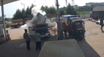 Hindistan'da dolum yapan CNG'li ara&ccedil; patladı: 2 yaralı
