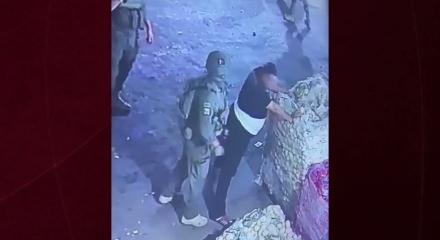  Batı Şeria'da pazara baskın d&uuml;zenleyen İsrail askerlerinden Filistinli iş&ccedil;ilere darp