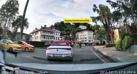 Trafikte taksi ter&ouml;r&uuml; kamerada: Yaya ge&ccedil;idindeki &ccedil;ocuğu bile hi&ccedil;e saydı