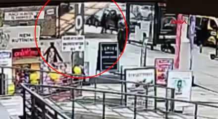 Kadık&ouml;y'de inşaatın dış koruma kaplamasının yayaların &uuml;zerine devrildiği anlar kamerada