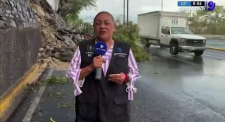 Canlı yayında dehşet anları: Meksika'da kontrolden &ccedil;ıkan ara&ccedil; gazetecileri b&ouml;yle ezdi