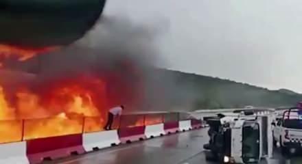 Meksika'da kaygan yolda kontrol&uuml;n&uuml; kaybeden tır alev aldı