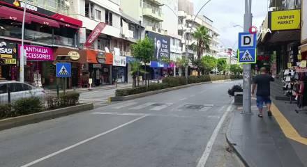 Motosikletin &ccedil;arptığı yaya ağır yaralandı