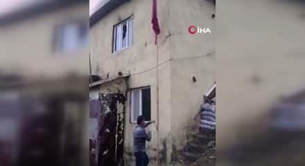 Okul yangınında y&uuml;rekleri ısıtan an: Alevlerin arasından T&uuml;rk bayrağını b&ouml;yle kurtardı