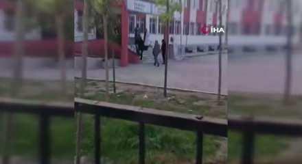 Okula silahla gelen &ouml;ğrenci b&uuml;y&uuml;k korkuya neden oldu