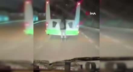 Otob&uuml;s&uuml;n arkasına tutunarak patenle yolculuk etti