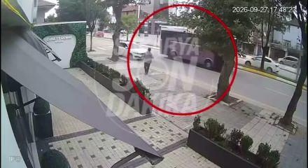 Sakarya'da feci kaza anı kamerada: Otomobilin &ccedil;arptığı yaya metrelerce havaya fırladı