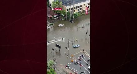 Sel felaketi eğlenceye d&ouml;n&uuml;şt&uuml;: Tayland sokaklarında jet ski şovu
