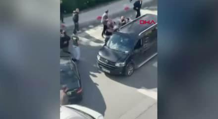 İstanbul trafiğinde bildik manzara: Caddeyi ringe &ccedil;evirdiler