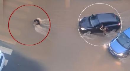 Sultanbeyli'de akıntıya kapılan &ccedil;ocuğu s&uuml;r&uuml;c&uuml; kurtardı