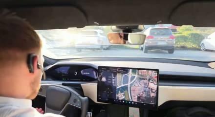 Tesla'da 286 km hıza ulaşan s&uuml;r&uuml;c&uuml; dehşeti yaşadı! Ara&ccedil; hurdaya d&ouml;nd&uuml;