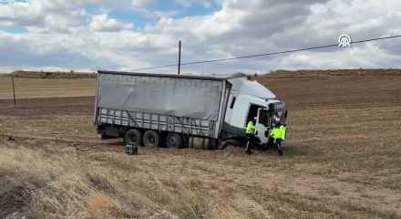 Uşak'ta kamyonla otomobilin &ccedil;arpışması sonucu 3 kişi &ouml;ld&uuml;